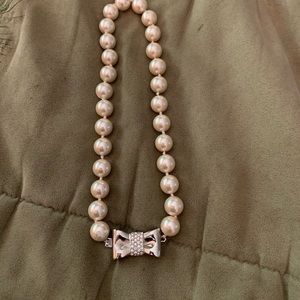 Pearl necklace with bow clasp